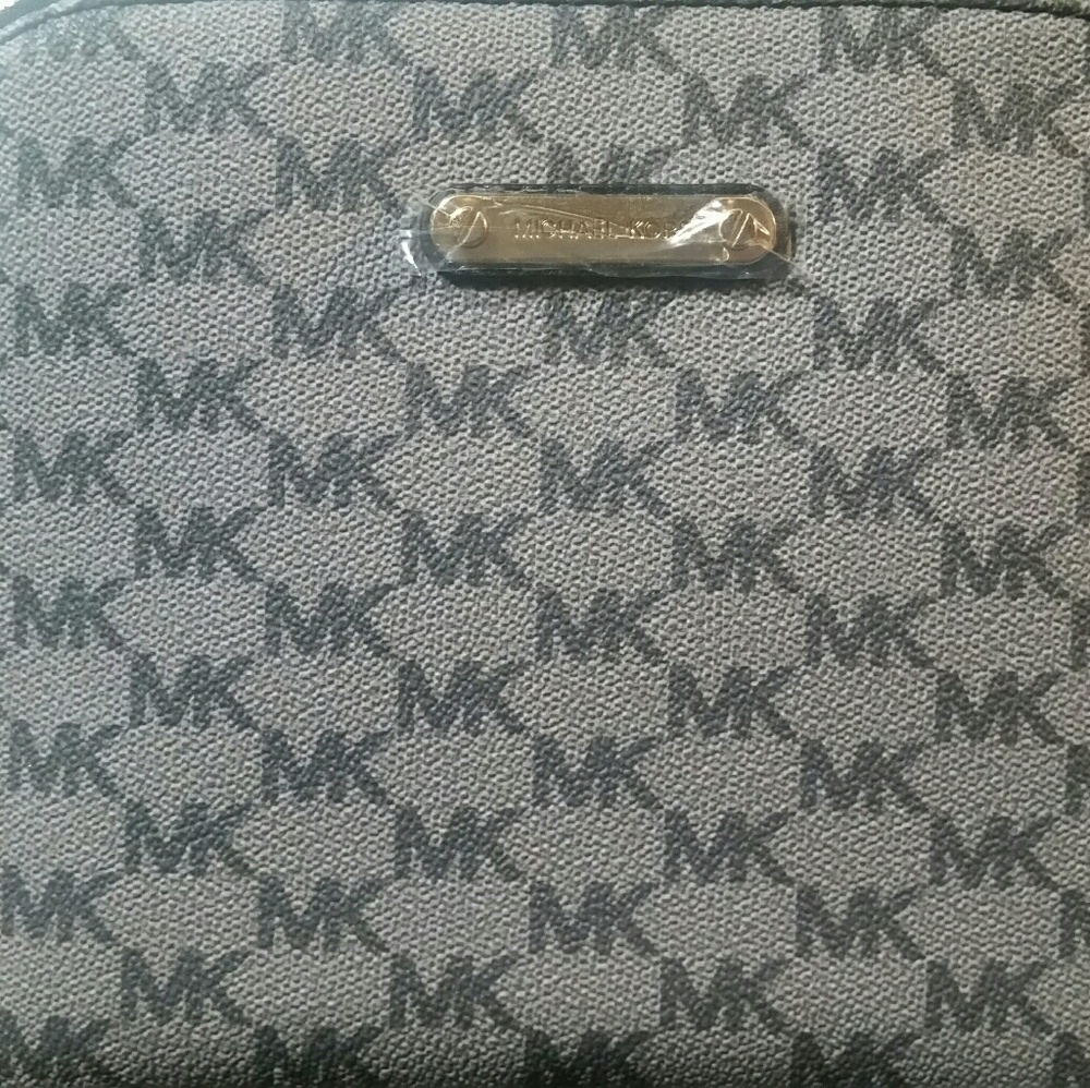 ***NWT*** Michael Kors Cindy Lrg Dome Crossbody